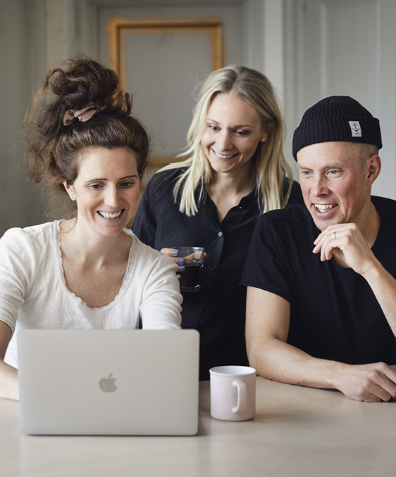 Kollegor framför datorn