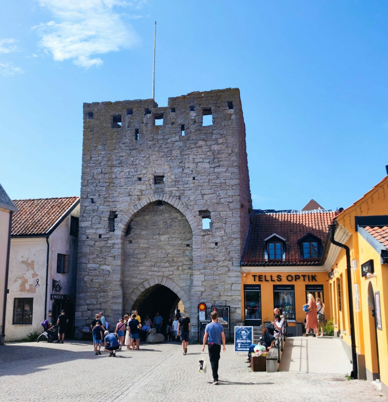 Österport, gående människor