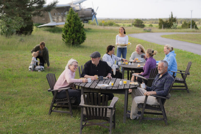 Människor vid bord ute i naturen