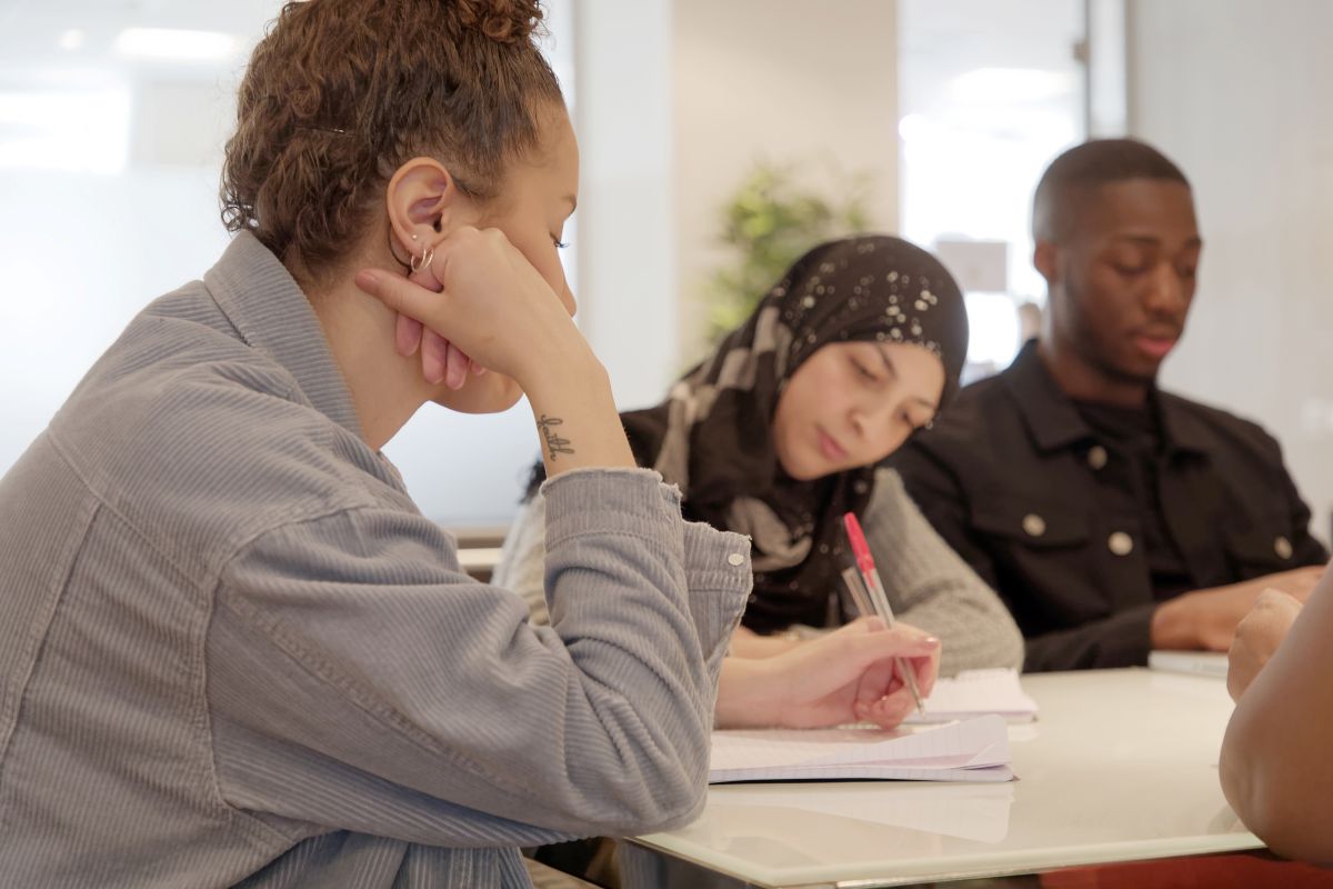 Elever pluggar i klassrum