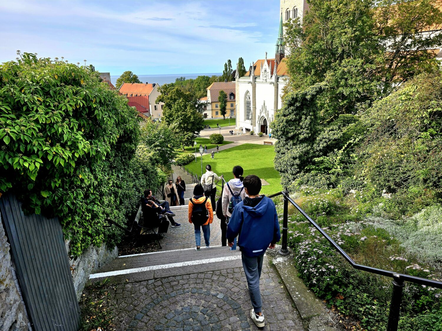 Personer går i kyrktrappan bredvid Visby domkyrka.
