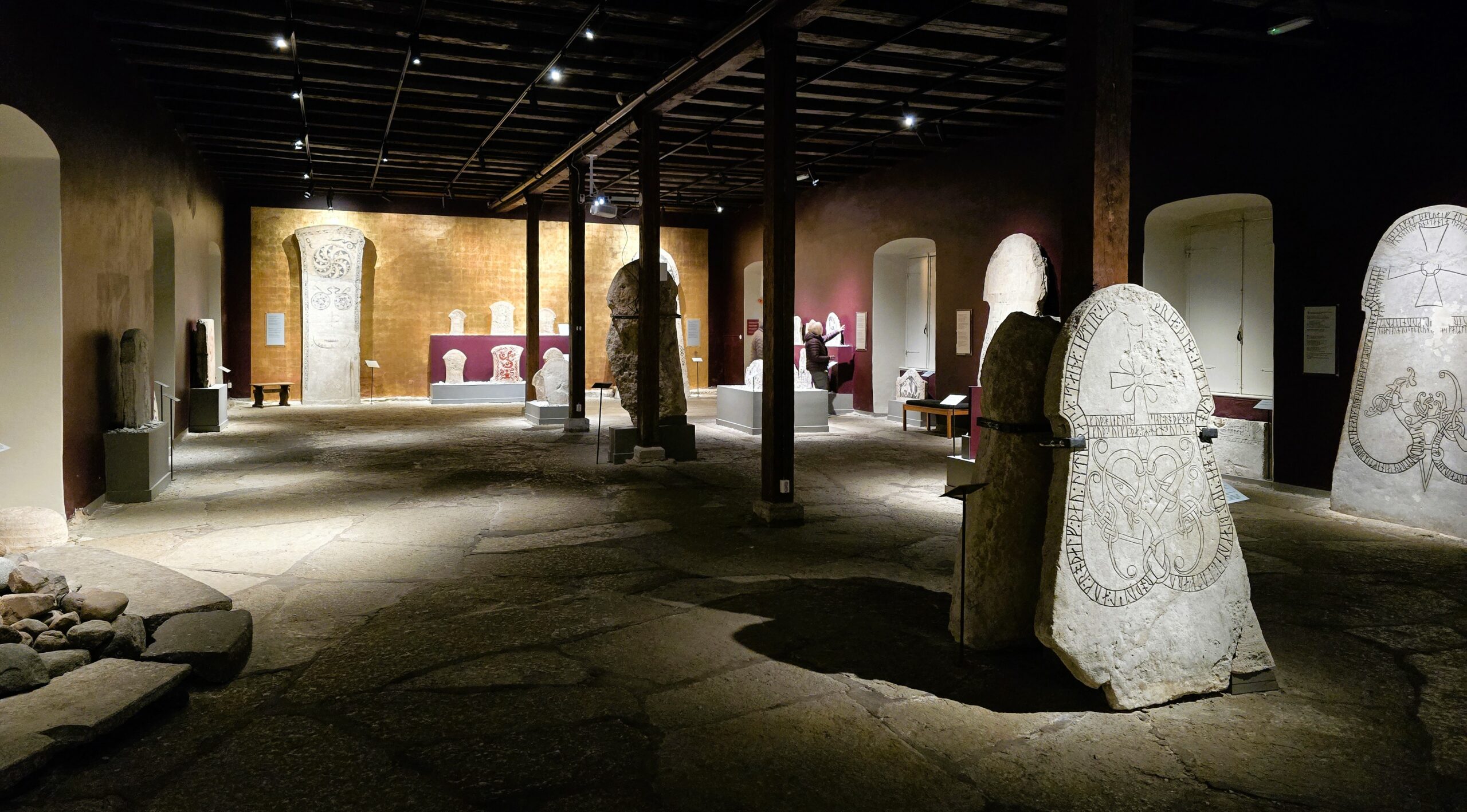 Bildstenar från Vikingatiden, i bildstenshallen på Gotlands Museum