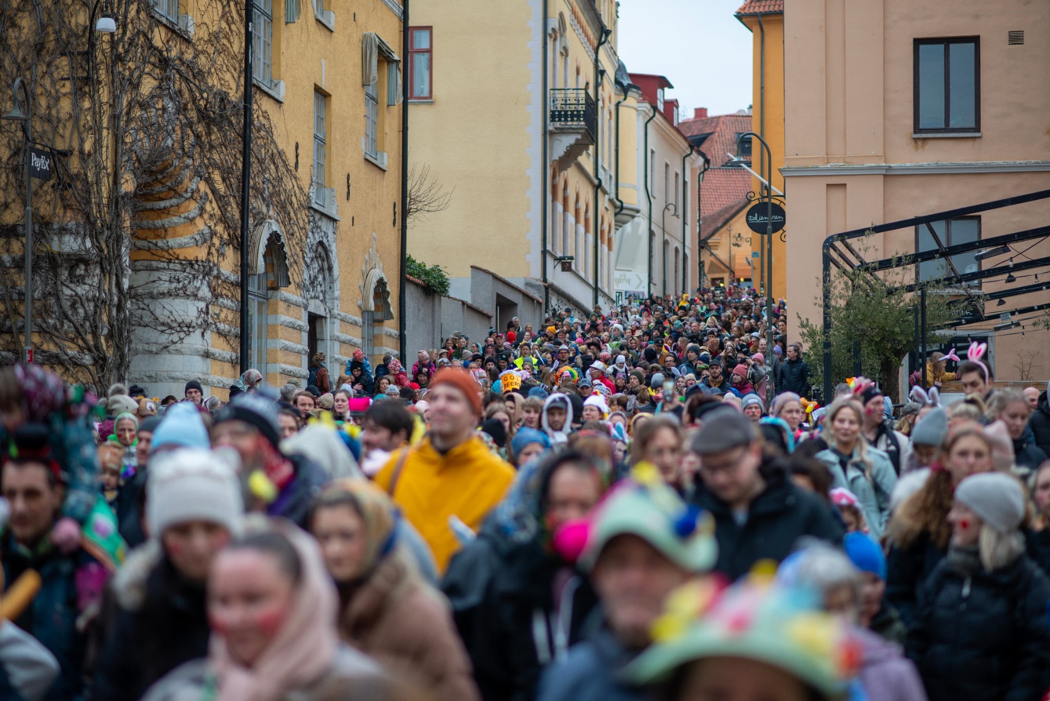 Många människor i parad nedför Hästgatan