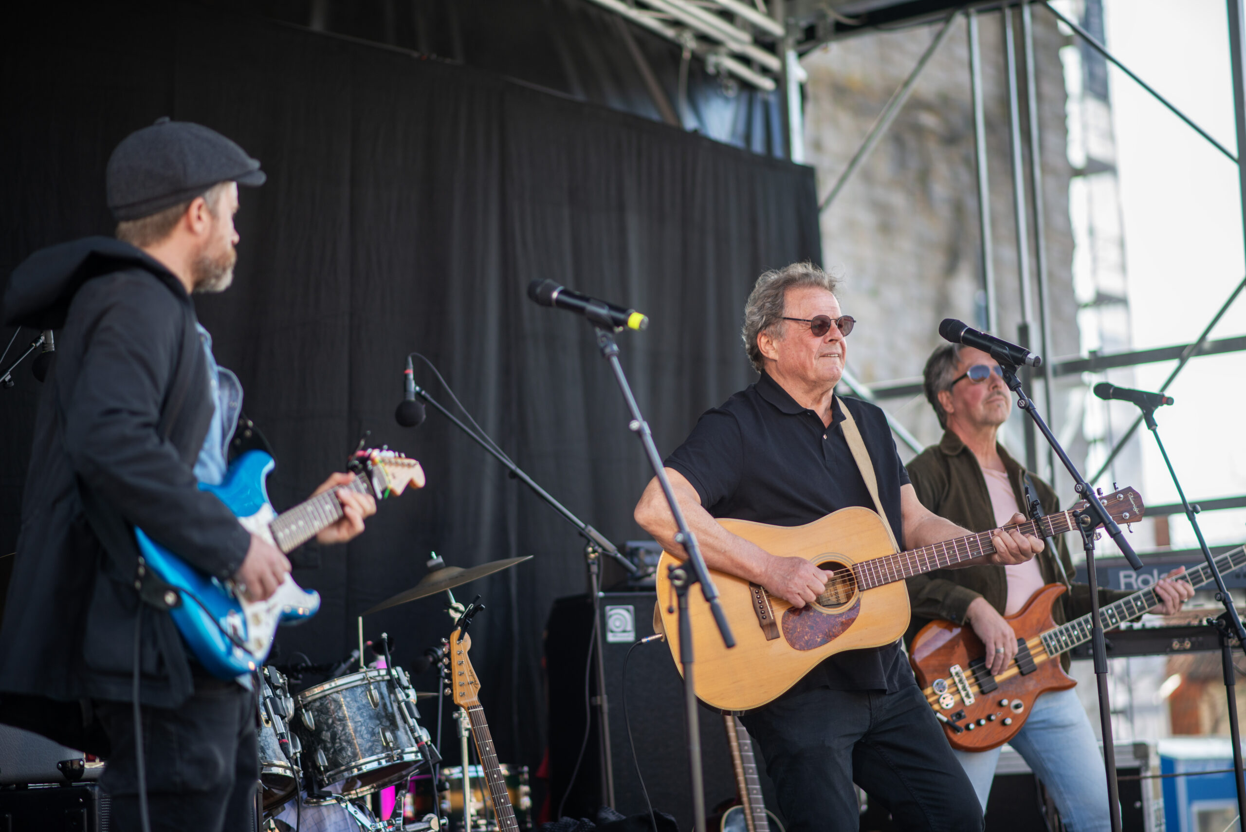 Tre musiker på scen på Stora torget
