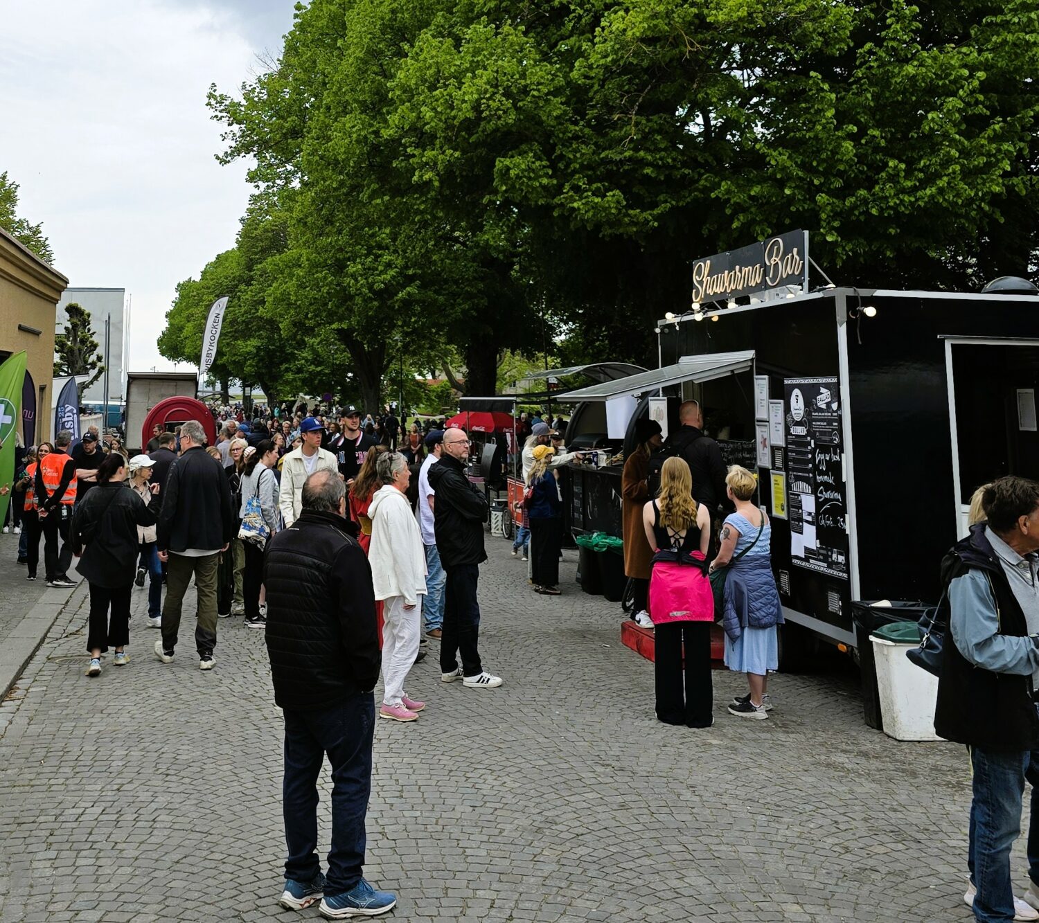 foodtruck och mycket folk