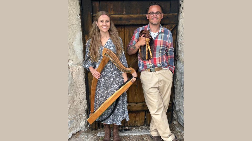 Sommarmusik i klosterruinen - Oljaud u älvstrik - med Julia Westberg och Lars Kruthof. Folkmusik från Gotland på äldre instrument